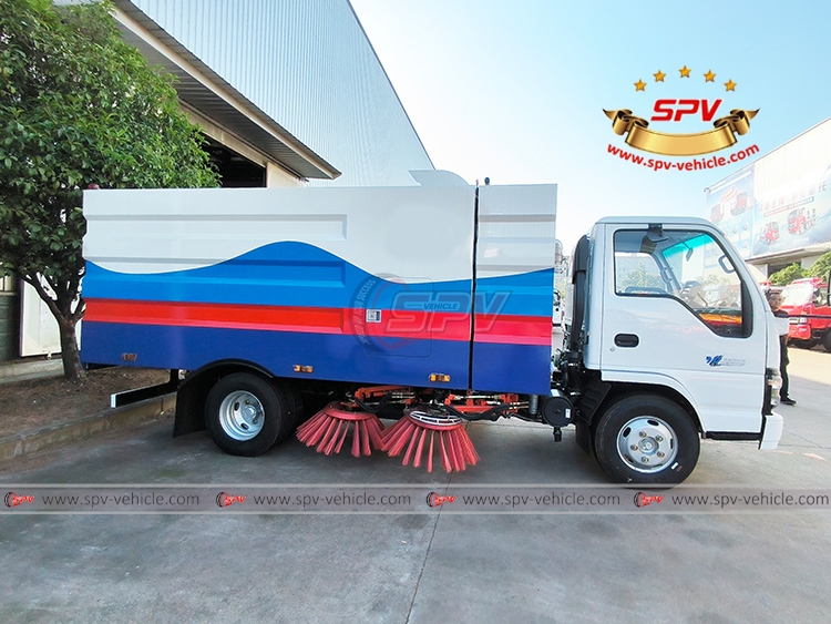 Road Vacuum and Washing Truck ISUZU - Right Side View